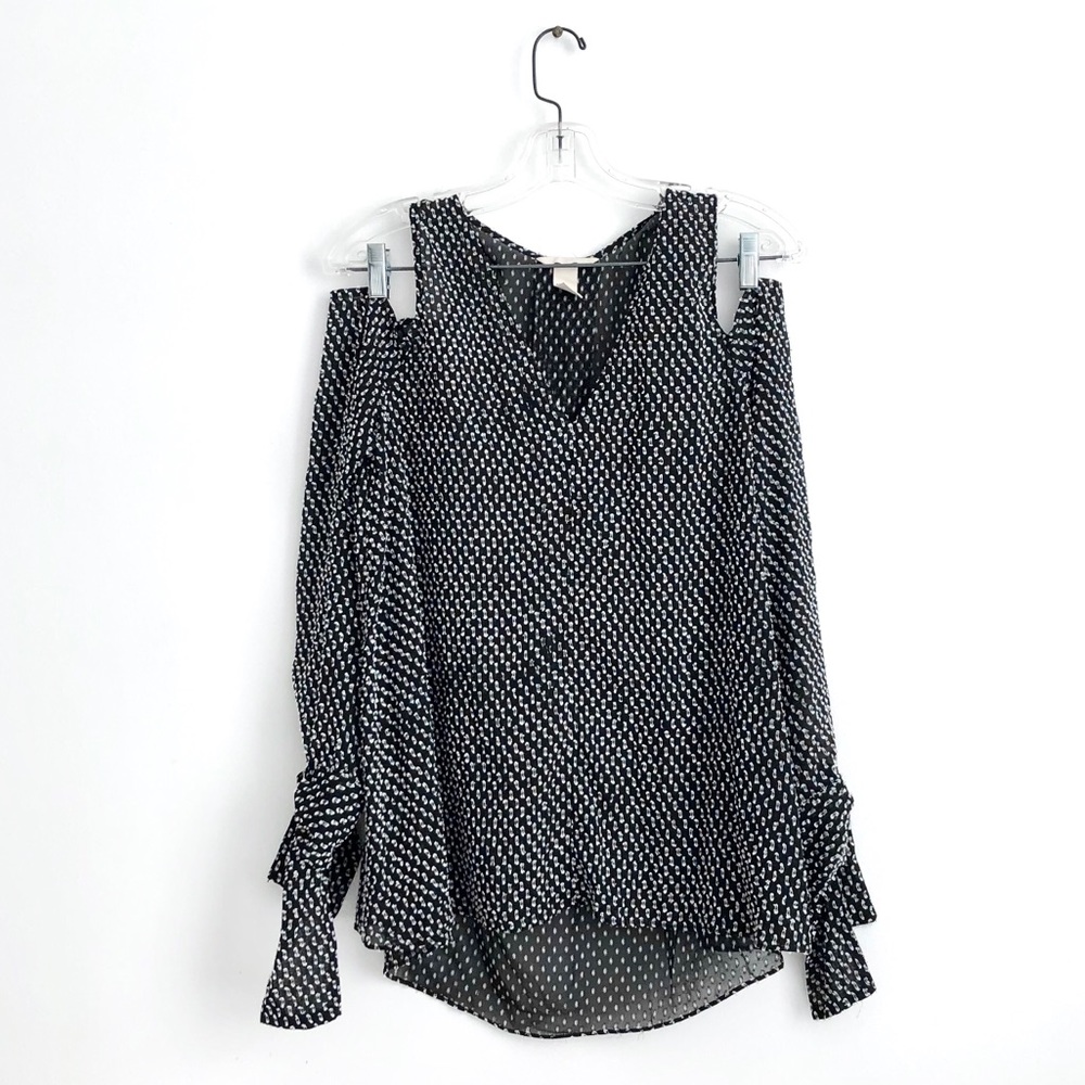 H&M TREND Cut Out Shoulder Top with Sleeve…